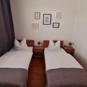 Zimmer mit zwei Einzelbetten